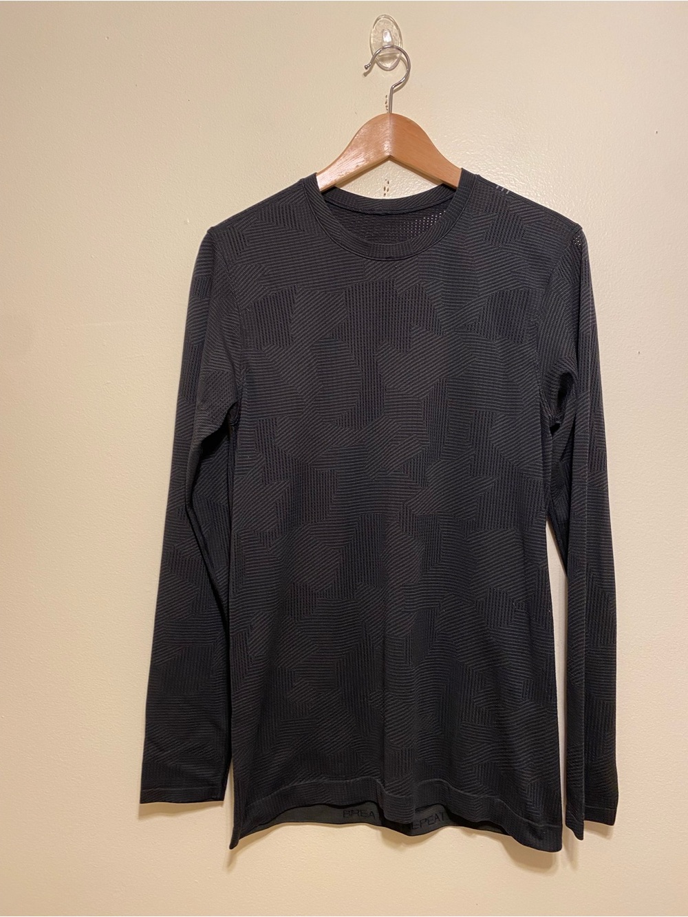 Lululemon athletica Men's Black Long-Sleeve Crew Neck Shirt. Size S